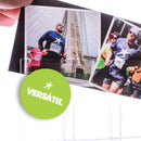 Porta medalhas com fotos em uma sala de estar, versátil e personalizado