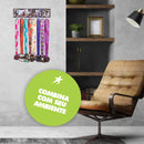 Porta medalhas com fotos em uma sala de estar, combinando com seu ambiente